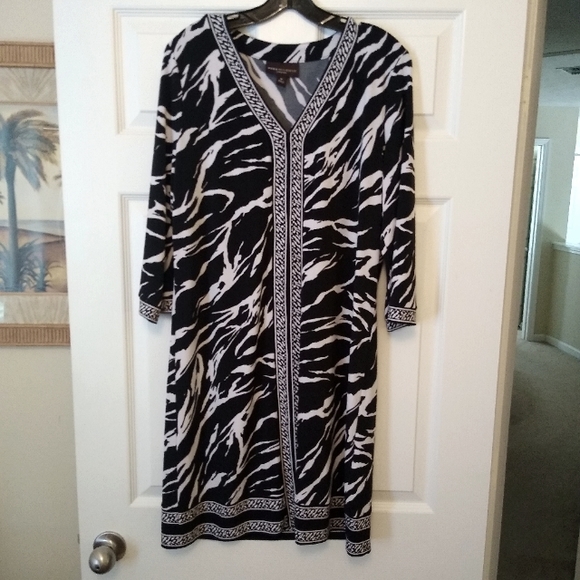 Dana Buchman black and white zebra print sheath dress. Medium - Picture 6 of 9
